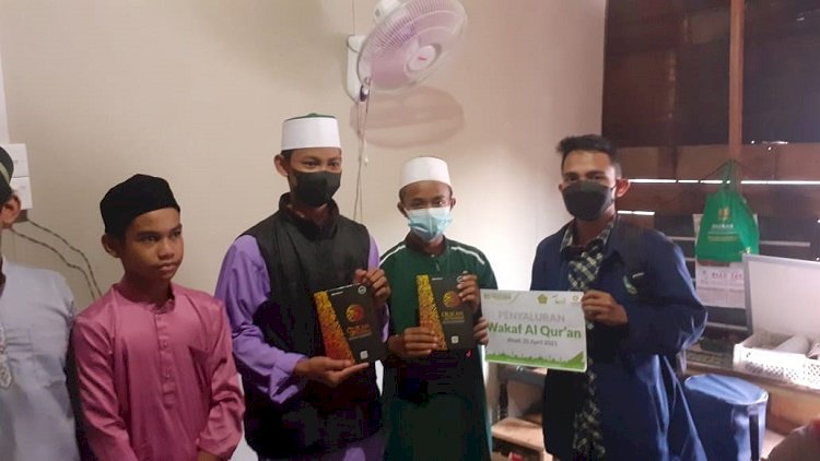 HIMA MPI Dan Organisasi Benih Kebaikan Memberikan Sembako dan Menyalurkan Donasi Wakaf Berupa Al-Qur'an
